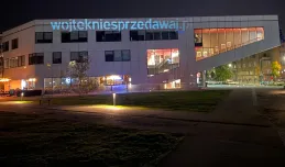 Polanka Redłowska: uwagi mieszkańców w urzędzie, napisy z projektora na budynkach