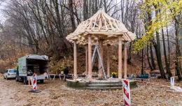 Odbudowują Świątynię Kollatha w parku Północym