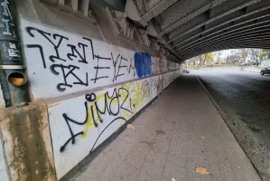 Wyremontowany kilka lat temu mur kolejowy we Wrzeszczu niszczeje