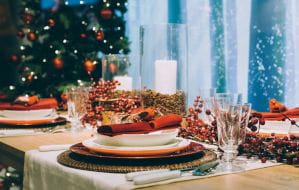 Jak udekorować stół na Boże Narodzenie? Ozdoby, których nie może zabraknąć
