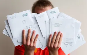 Setki listów, których nikt nie czyta. Za wysyłkę płacą podatnicy