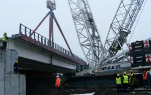 Żuraw podniósł 400-tonowy wiadukt