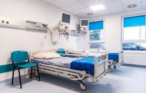 Modułowy szpital dla pacjentów z COVID-19 już działa, "tymczasowy" czeka na decyzję