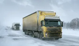 Lód spadający z ciężarówek to duże niebezpieczeństwo