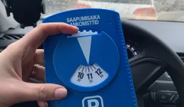 Zegar zamiast biletu z parkomatu za szybą auta na płatnym parkingu