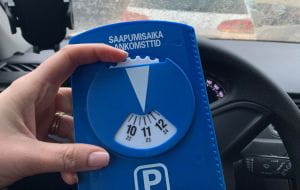 Zegar zamiast biletu z parkomatu za szybą auta na płatnym parkingu