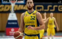 Adrian Bogucki gra w koszykówkę jednocześnie na chwałę Gdyni i Gdańska