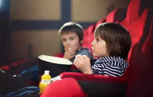 Dzieci w kinie. Kiedy wybrać się z dzieckiem do kina albo teatru?