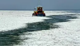 Dwa lodołamacze patrolują Wisłę od ujścia do Tczewa
