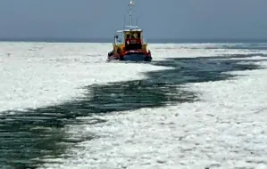 Dwa lodołamacze patrolują Wisłę od ujścia do Tczewa