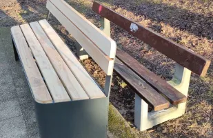 Ławka na ławce w parku, by oszczędzić na niepotrzebnym transporcie
