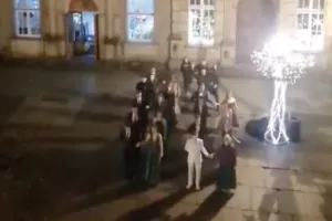Wzruszający gest licealistów. Zatańczyli poloneza pod oknami chorej nauczycielki