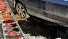Odszkodowanie dla właściciela auta, pod którym zapadła się droga