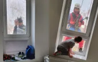 Superbohaterowie myli okna w szpitalu
