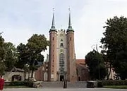 Katedra w Oliwie odgrodzona płotem