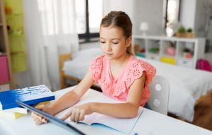 Edukacja domowa coraz popularniejsza. Kiedy można uczyć dziecko w domu?