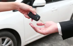 Co powinna zawierać umowa kupna - sprzedaży samochodu?