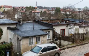 Rozbiórka dachu w ruderze zagroziła sąsiadom. Gdynia obiecuje zabezpieczyć budynek