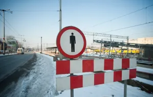 Gdynia: chodnik przy dworcu zamknięty, bo niebezpieczny
