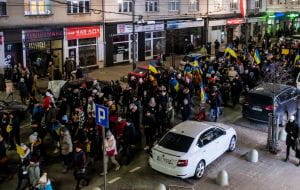 Gdynianie przeszli w geście solidarności z Ukrainą