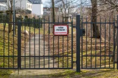 Sąd rozstrzygnie sprawę zamkniętego płotem chodnika