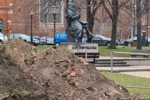 Fundamenty dawnych kamienic pod skwerem Heweliusza