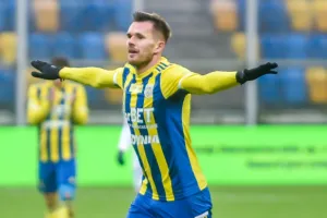 Arka Gdynia wygrywa, gdy Adam Deja strzela gole. Dwie doskonałe serie