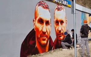 Mural z braćmi Kliczko przy trasie PKM