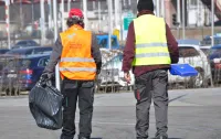 Bezdomni dbają o czystość wokół stadionu w Letnicy