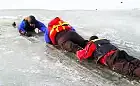 Niebezpieczny lód: ćwiczenia ratowników