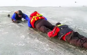 Niebezpieczny lód: ćwiczenia ratowników