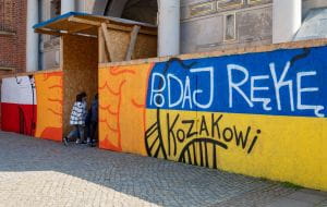 Awantura o graffiti na ogrodzeniu Złotej Bramy: "To bazgroł" czy "Liczy się gest"