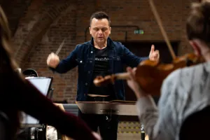 Po co orkiestrze dyrygent? Odkrywamy kulisy pracy filharmoników