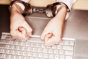 Wyłudzanie pieniędzy przez Internet a prawa użytkownika