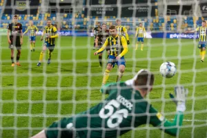 Arka Gdynia - ŁKS Łódź 2:0. Wicelider na 60-tkę Ryszarda Tarasiewicza