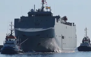 Hiszpański okręt z bronią dla Ukrainy wpłynął do Gdyni