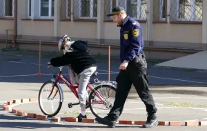 Miasteczko Ruchu Drogowego uczy dzieci zasad jazdy rowerem
