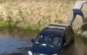 3 tys. zł mandatu i "kąpiel" auta w Raduni. Kierowca skakał z dachu płynącego auta