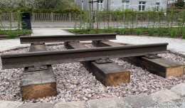 Tory w parku na pamiątkę trasy kolejowej. Tędy przebiegała linia Gdynia - Kokoszki
