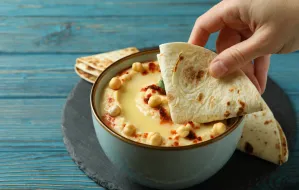 Dziś Międzynarodowy Dzień Hummusu. Gdzie go zjemy w Trójmieście?
