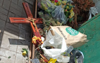 Tymczasowy krzyż na cmentarnym śmietniku