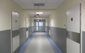Nieletni pacjenci leżą na korytarzu. Szpital Psychiatryczny cały czas bez nowych przyjęć