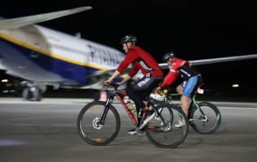 Biegali i jeździli rowerami nocą po lotnisku w Rębiechowie
