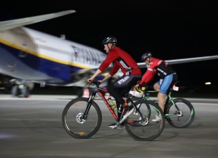 Biegali i jeździli rowerami nocą po lotnisku w Rębiechowie