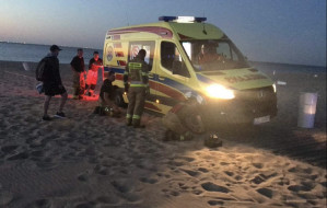 Karetka utknęła na plaży, pomogli strażacy