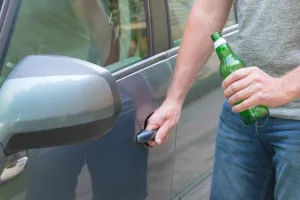 Pijany kierowca dostał blokadę na koło. Chciał odjechać