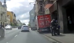 Policjant motocyklista spisuje niepoprawnie zaparkowane 