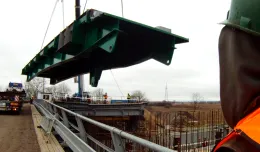 Montaż mostu zwodzonego w Przegalinie