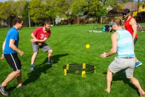 Spikeball, czyli idealna gra na lato. Graj na plaży, w parku i w ogrodzie