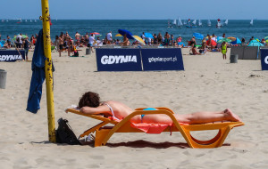 Ile zapłacimy za wypożyczenie leżaka na plaży? Sprawdzamy ceny